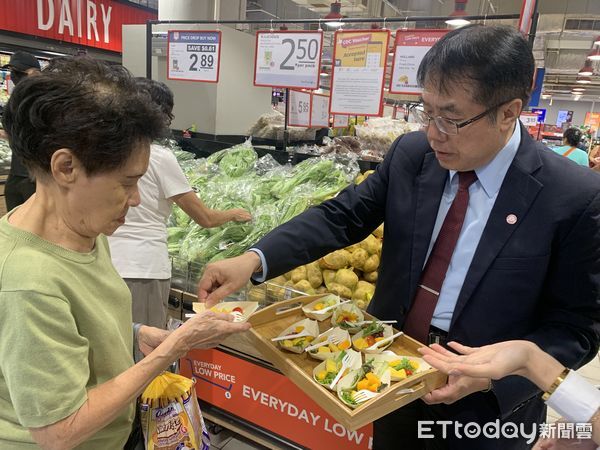 ▲台南芒果登上新加坡連鎖超市貨架，香氣撲鼻吸引眾多消費者搶購。（記者林東良翻攝，下同）