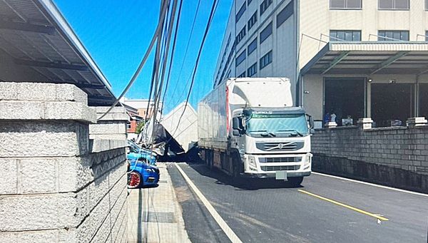 ▲桃園市鐘姓男子昨天下午駕駛拖車行經大園區水源路時，疑似未注意高度扯斷電桿，還波及路旁5輛自小客車，更讓附近住戶多達1619戶停電。（圖／大園警分局提供）