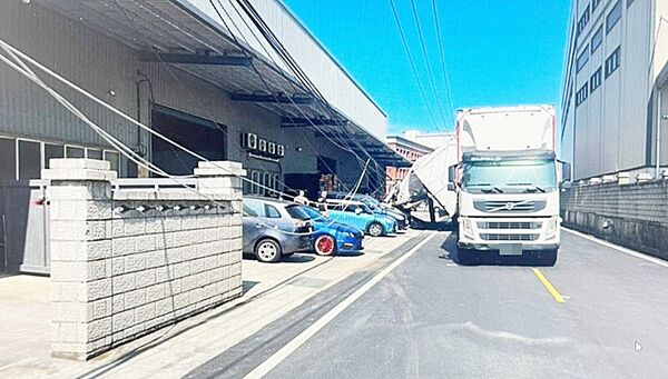 ▲桃園市鐘姓男子昨天下午駕駛拖車行經大園區水源路時，未注意高度扯斷電桿，波及路旁5輛自小客車，更導致附近住戶1619戶停電。（圖／大園警分局提供）