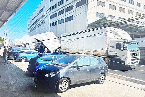 ▲一輛拖車昨天下午在大園區水源路扯斷電桿，造成1619戶停電，現場一片狼藉。（圖／大園警分局提供）