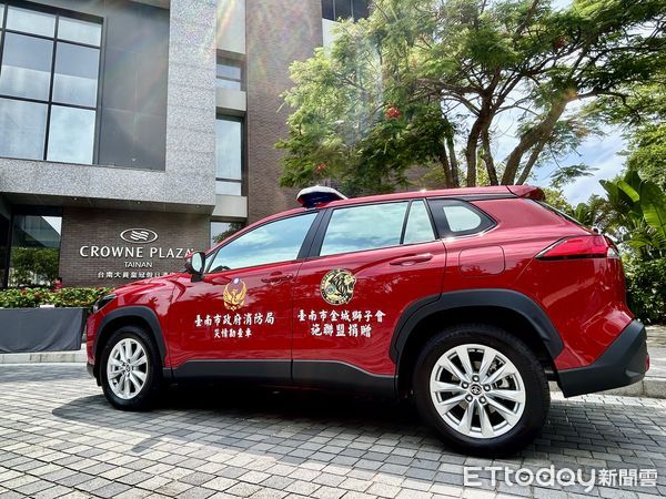 ▲台南金城獅子會捐贈災情勘查車予消防局，由施漢清前會長代表致贈，展現社會關懷與父愛傳承精神。（記者林東良翻攝，下同）