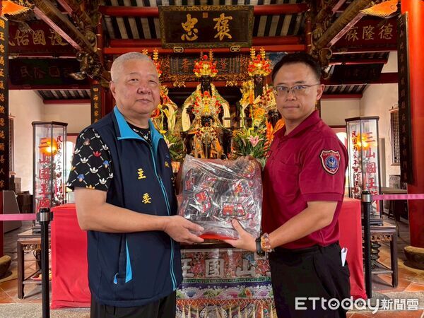 ▲府城三山國王廟與消防局第六大隊聯名推出「小神車」護身符，祈願平安出勤、平安返家。（記者林東良翻攝，下同）