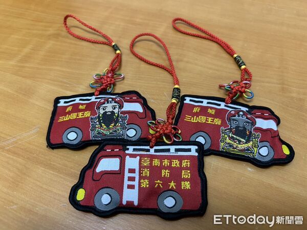 ▲府城三山國王廟與消防局第六大隊聯名推出「小神車」護身符，祈願平安出勤、平安返家。（記者林東良翻攝，下同）