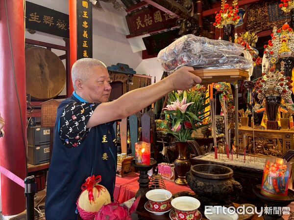 ▲府城三山國王廟與消防局第六大隊聯名推出「小神車」護身符，祈願平安出勤、平安返家。（記者林東良翻攝，下同）