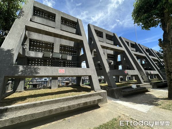 ▲男攀「KEELUNG」地標拍片。（圖／記者郭世賢翻攝）