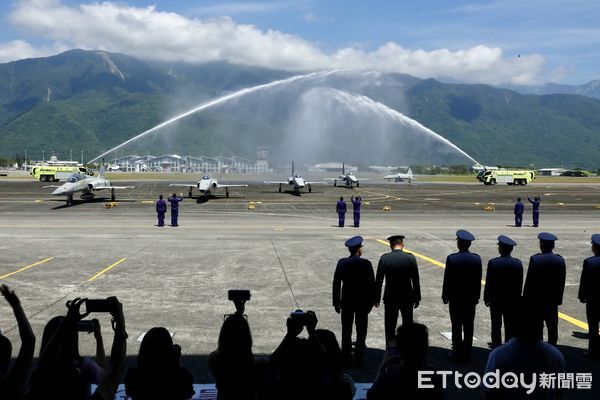 ▲▼中華民國空軍RF-5E偵察機及F-5F戰機除役典禮，水門致敬儀式。（圖／記者陳煥丞攝）