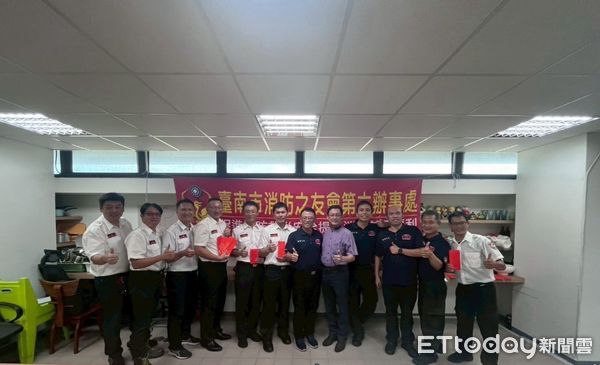 ▲台南市消防之友會第六辦事處處長莊旭彬親自頒發獎勵金，表彰消防人員在專業、學術與體能領域的傑出表現。（記者林東良翻攝，下同）