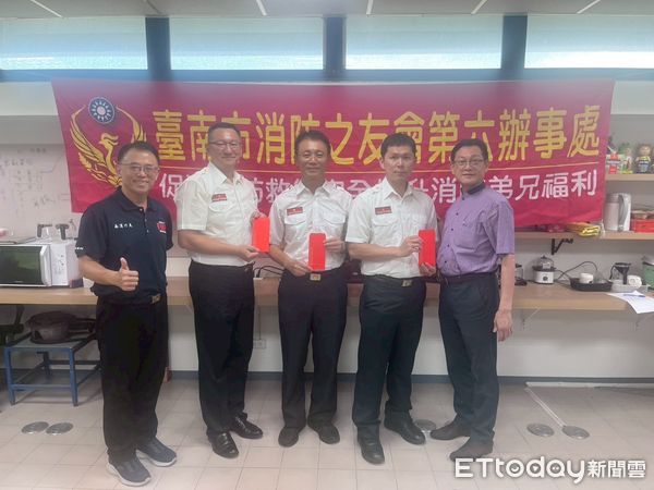 ▲台南市消防之友會第六辦事處處長莊旭彬親自頒發獎勵金，表彰消防人員在專業、學術與體能領域的傑出表現。（記者林東良翻攝，下同）