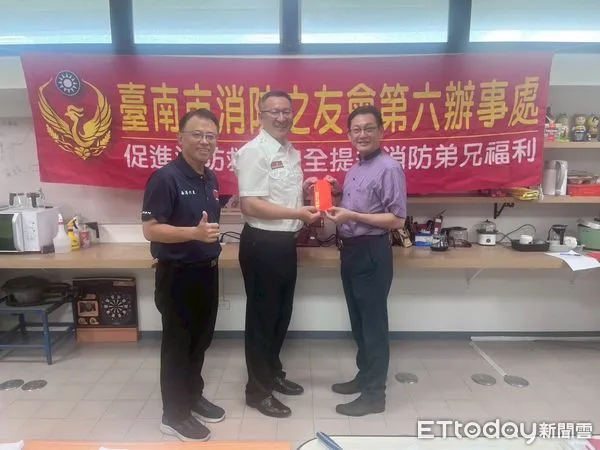 ▲台南市消防之友會第六辦事處處長莊旭彬親自頒發獎勵金，表彰消防人員在專業、學術與體能領域的傑出表現。（記者林東良翻攝，下同）