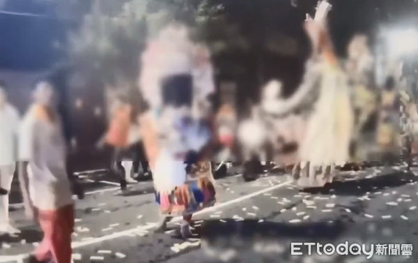 ▲▼三民區某廟會活動結束後，明誠一路與鼎山街口留下大量金紙，引發附近居民抱怨，警方獲報後已立即前往處理，並將依法對違規行為進行開罰。（圖／記者吳世龍翻攝）