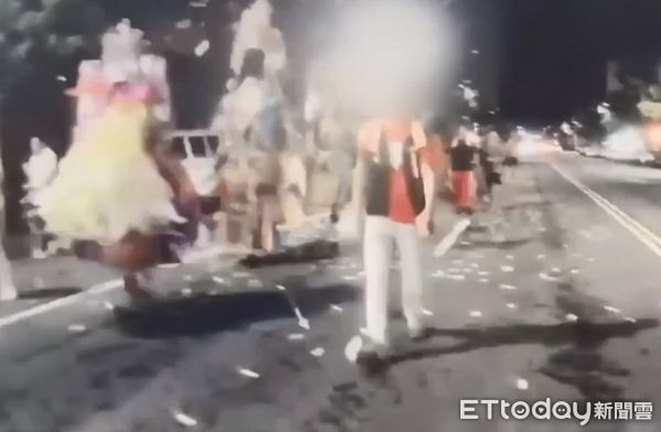 ▲▼三民區某廟會活動結束後，明誠一路與鼎山街口留下大量金紙，引發附近居民抱怨，警方獲報後已立即前往處理，並將依法對違規行為進行開罰。（圖／記者吳世龍翻攝）