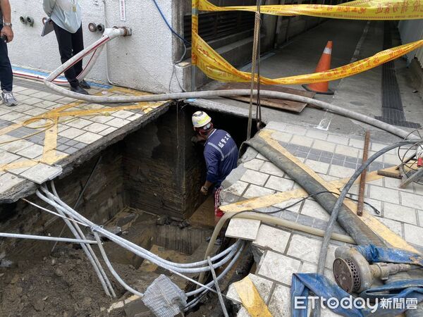 ▲大同醫院機車停車場入口驚見天坑。（圖／記者許宥孺翻攝）