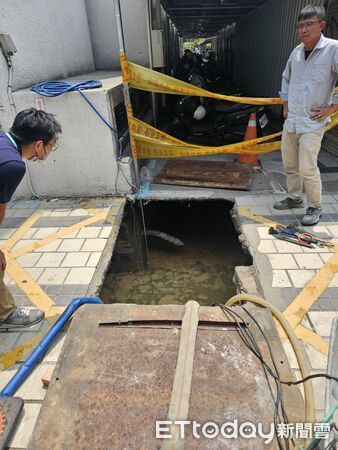 ▲大同醫院機車停車場入口驚見天坑。（圖／記者許宥孺翻攝）