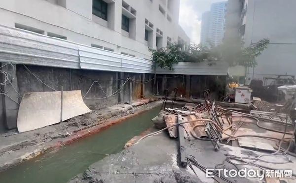 ▲建案地基被掏空，現場一片汪洋。（圖／記者許宥孺翻攝）