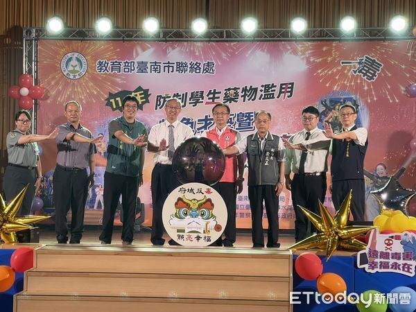 ▲台南市港明高中儀隊與善化高中學生以整齊隊形揭開競賽序幕，展現青春風採與反毒決心。（記者林東良翻攝，下同）