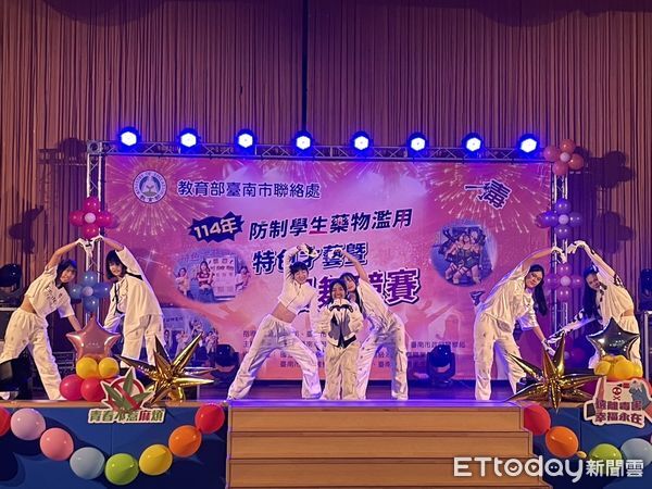 ▲台南市港明高中儀隊與善化高中學生以整齊隊形揭開競賽序幕，展現青春風採與反毒決心。（記者林東良翻攝，下同）