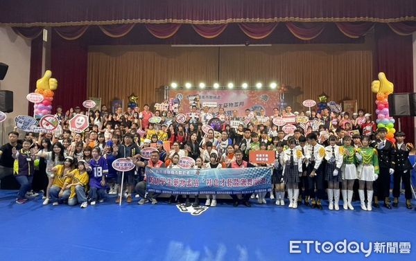 ▲台南市港明高中儀隊與善化高中學生以整齊隊形揭開競賽序幕，展現青春風採與反毒決心。（記者林東良翻攝，下同）