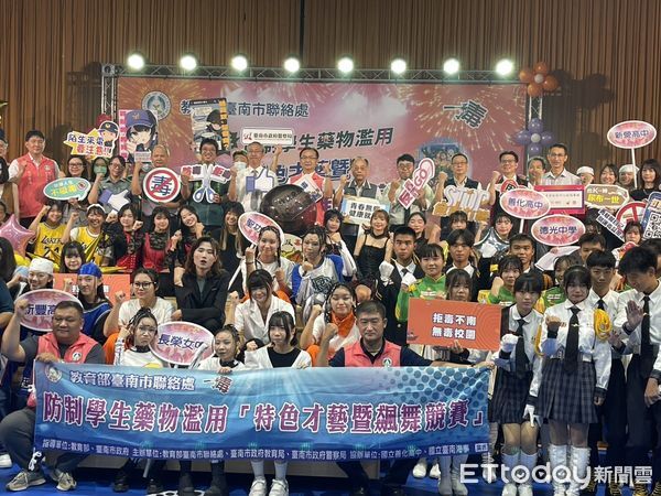 ▲台南市港明高中儀隊與善化高中學生以整齊隊形揭開競賽序幕，展現青春風採與反毒決心。（記者林東良翻攝，下同）