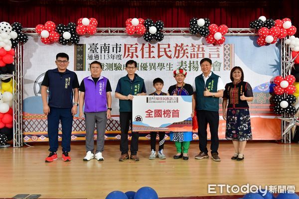 ▲台南市政府今舉辦族語認證表揚典禮，副祕書長殷世熙代表市長頒獎，鼓勵學生持續傳承族語文化。（記者林東良翻攝，下同）