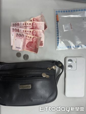 ▲▼三重警方在另一個公園逮捕搶匪周男，在他身上起獲贓物及毒品海洛因             。（圖／記者陳以昇翻攝）