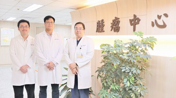 ▲一名卅歲婦女因背部罹患惡性腫瘤日前向部桃求助，醫療團隊快速診斷切除，確保婦人免於癌細胞轉移，圖左為放射腫瘤科醫師高永碩、中為骨科醫師陳奕舟，右為血液腫瘤科醫師施霽修。（圖／部立桃園醫院提供）