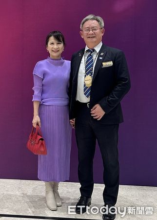 ▲▼    嘉義和平扶輪社第二屆團隊，由福爾摩沙植牙學會榮譽理事長及嘉義縣牙醫師公會常務監事馮茂倉（Dentist）（圖右）接任新任社長  。（圖／記者翁伊森翻攝）