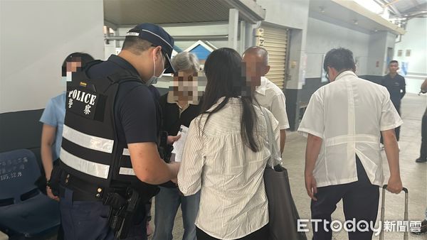 ▲▼台中爺孫雙屍...阿嬤哭到需人攙扶　檢指示11月大男嬰解剖追死因。（圖／記者許權毅攝）