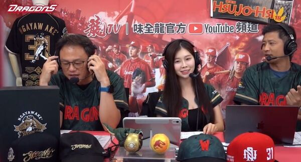 ▲林佳緯緋聞女友賴可（中）登上龍TV見證開轟。（圖／截自龍TV）