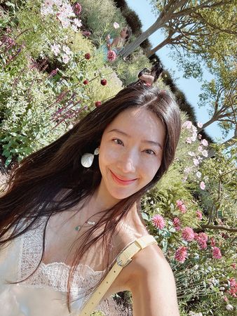 ▲隋棠頂著清新素顏，站在花叢中。（圖／翻攝自Facebook／隋棠 Sonia Sui）