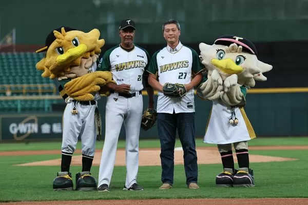 ▲前兄弟象球星邱麒璋開球。（圖／台鋼雄鷹提供）