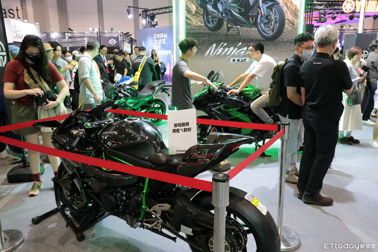 ▲重機展／光陽新董事長「親自揭曉2款新車」！小精靈＆黃牌跨界開賣。（圖／記者張慶輝攝）