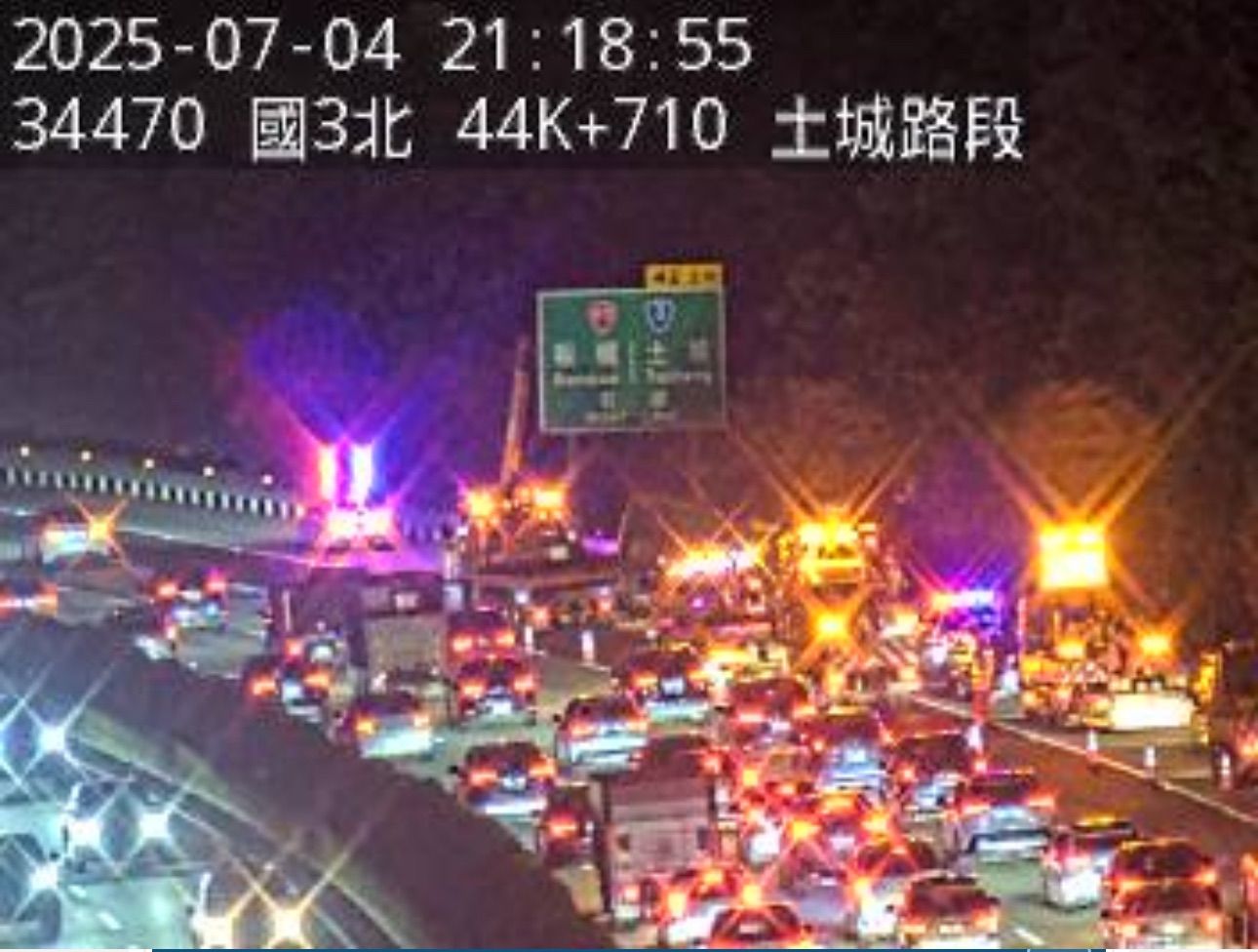 ▲▼ 快訊／國道3號小貨車翻覆！男駕駛被救出「無呼吸心跳」車流回堵中。（圖／高公局）