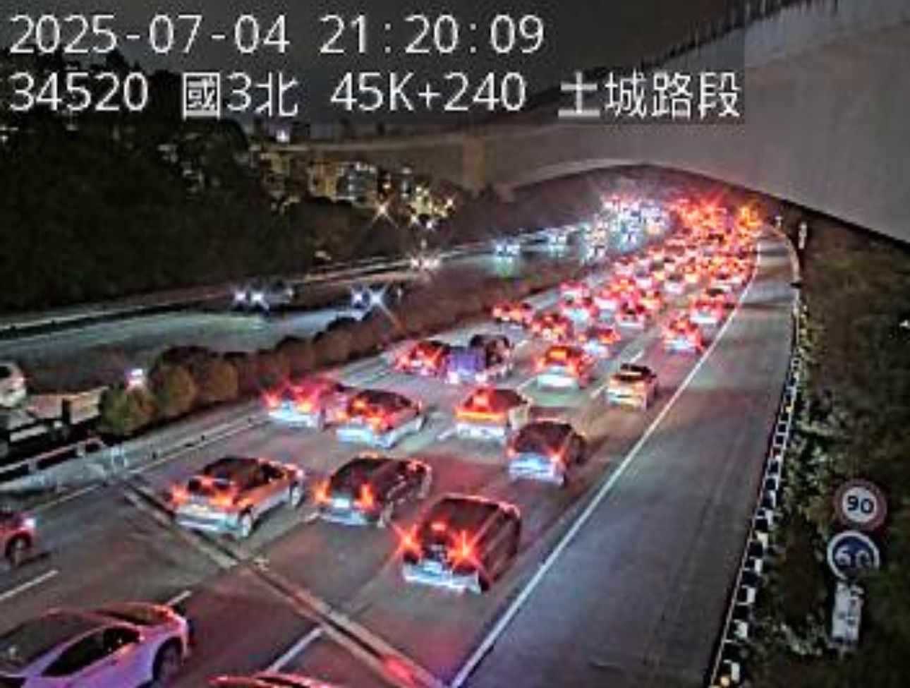 ▲▼ 快訊／國道3號小貨車翻覆！男駕駛被救出「無呼吸心跳」車流回堵中。（圖／高公局）