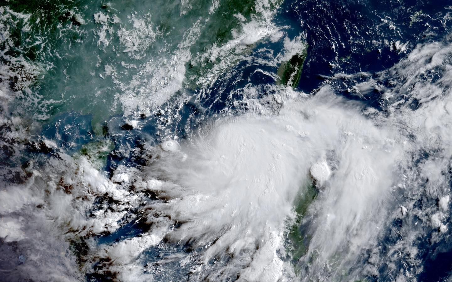 ▲▼丹娜絲颱風體型滿大隻的。（圖／取自颱風論壇）