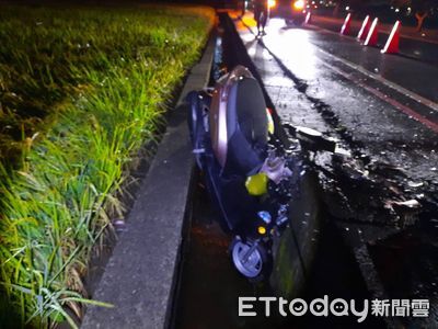 雙載機車撞電線桿！苗栗母倒臥血泊慘死　9歲兒搶救3日傷重不治