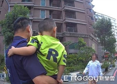 媽媽睡午覺3歲童溜出門...她急哭了　才下樓喜見警抱兒回家