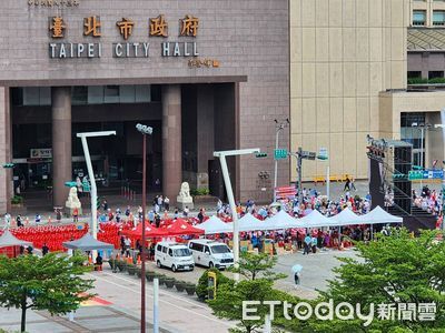 直擊／氣溫飆到33度！國民黨反罷免造勢人超少　千張椅子坐不到1/3