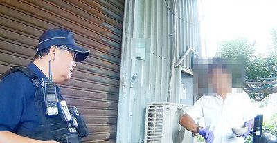 嫌「機車仔」太吵拿棍子隨機攻擊　警上門關心發現他是通緝犯