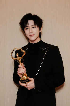 ▲劉宇寧合體李一桐，坐姿引發討論。（圖／翻攝自微博）