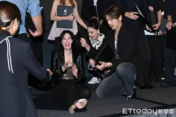 ▲▼2025台北電影獎入圍酒會,最佳女主角入圍張榕容因裙擺過長，數度腳步踉蹌，甚至直接坐倒在地上，同劇組陳柏霖及姚以緹紛紛上前攙扶。（圖／記者李毓康攝）