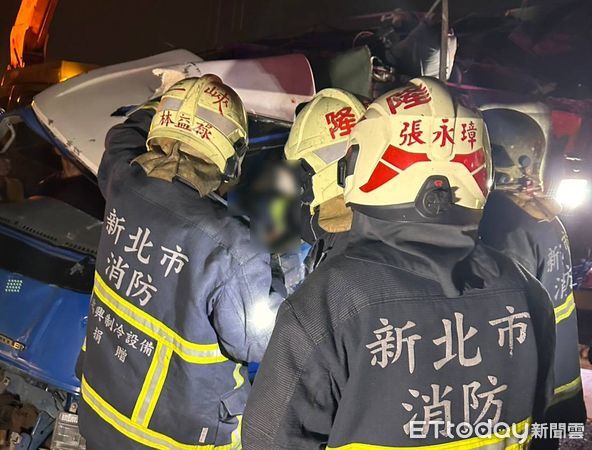 ▲▼國道3號小貨車翻覆！男駕駛被救出「無呼吸心跳」。（圖／記者陳以昇翻攝）