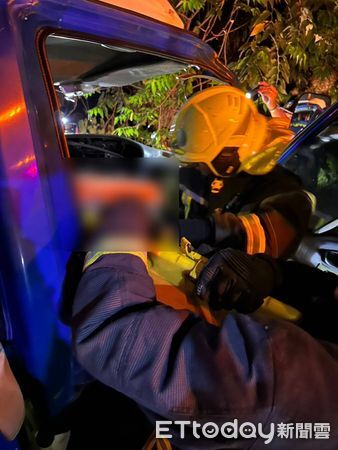 ▲▼國道3號小貨車翻覆！男駕駛被救出「無呼吸心跳」。（圖／記者陳以昇翻攝）