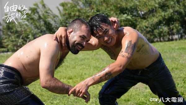 ▲融融（右）首次挑戰土耳其百年傳統運動「油脂摔跤」。（圖／八大提供）