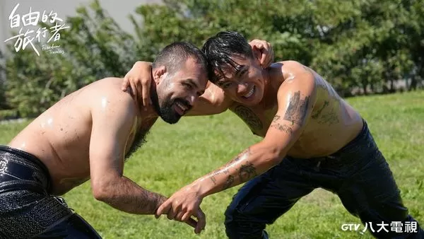 ▲融融（右）首次挑戰土耳其百年傳統運動「油脂摔跤」。（圖／八大提供）
