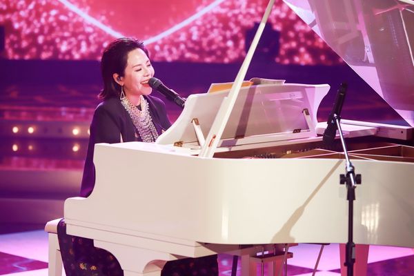▲錦雯吹奏非洲卡祖笛。（圖／民視提供）