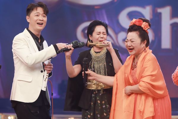 ▲錦雯吹奏非洲卡祖笛。（圖／民視提供）