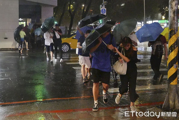 ▲▼颱風,強風,豪雨,大雨,豪大雨,氣象,氣象雲,天氣示意圖。（圖／記者黃克翔攝）