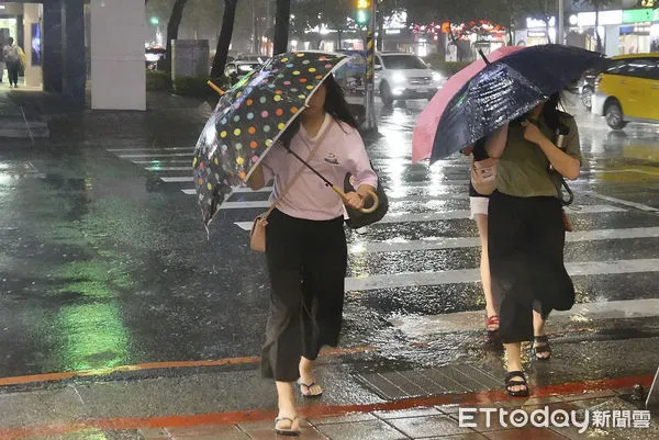 ▲▼颱風,強風,豪雨,大雨,豪大雨,氣象,氣象雲,天氣示意圖。（圖／記者黃克翔攝）