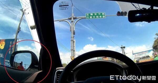 ▲台南市警三分局安中派出所警員見民眾緊急求援，立即鳴笛開道協助開車送醫。（記者林東良翻攝，下同）