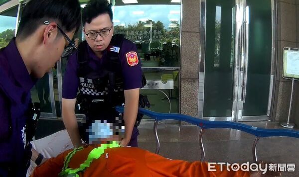 ▲台南市警三分局安中派出所警員見民眾緊急求援，立即鳴笛開道協助開車送醫。（記者林東良翻攝，下同）
